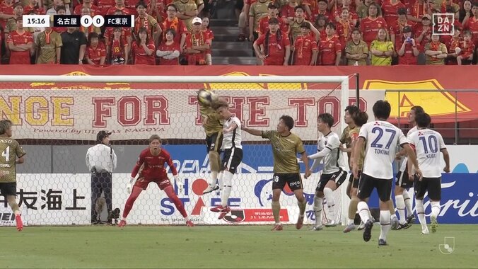 「ファールだろ」フライング顔面エルボーが見逃しに「肘当たってるな」危険なプレーにファン怒り 5枚目