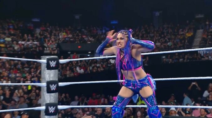 ミチンに一方的にやられるキアナを見てイライラが隠せないジュリア