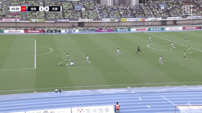 「ルールがわからん…」DOGSO退場orアドバンテージ決定機の“難しいジャッジ”が脚光！「どっちが有利？」「流してほしかった」ファンの意見様々 3枚目