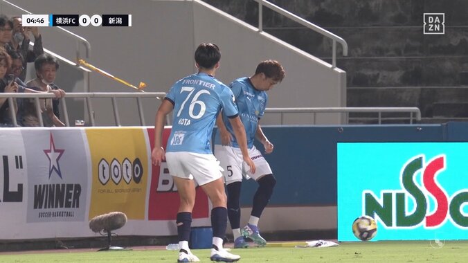 「何しとんねん」CKで起きた珍事にセットプレーの名手も呆然「おもろすぎる」ありえないミスにポカン顔の瞬間 4枚目