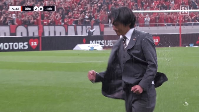 「カオスの浦和を1日で勝てるチームに」田中達也“暫定監督”が神采配→胸熱ガッツポーズ！「名将爆誕の瞬間」「スーツ姿が新鮮」ファン歓喜 5枚目
