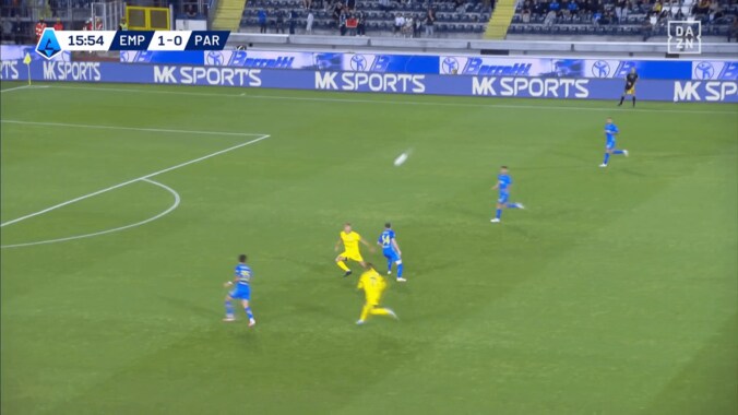 「グングン伸びた！」パルマ鈴木彩艶の“70m超絶ゴールキック”に敵DFも驚愕？ セリエA監督絶賛の“ミサイル砲”でチャンスメイクした瞬間 4枚目