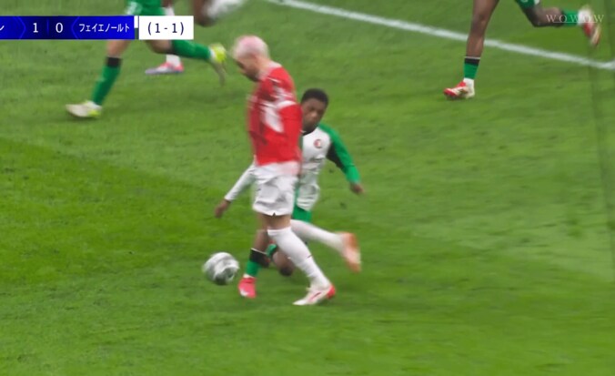 大炎上！「アホすぎる」ミランDFテオが“愚かすぎるダイブ“で退場…「二度とミランのシャツを着るな」「恥を知れ」CL敗退の戦犯に 4枚目