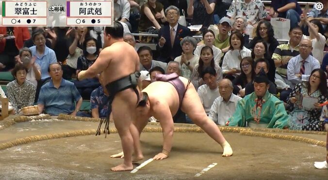 「お？なんだ」「ひさびさみた」館内どよめく一瞬の“妙技” 相手力士、両手を土俵につく「珍しいな」「技で勝った」ファンも注目 4枚目