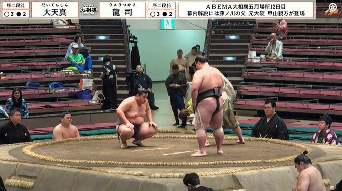 「存在感スゴ」「鎮座してる」大相撲、花道奥に“見覚えのある”巨大フォルムな人物の姿 圧倒的存在感に反響 4枚目