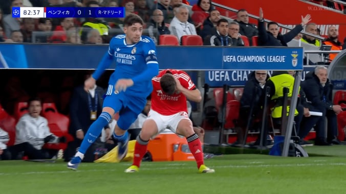 「退場だろ！」レアルMFの“右フック”に批判殺到「躊躇なくぶん殴った…」「VARの意味がない」相手DFの頭を強打→まさかのお咎めなし 5枚目