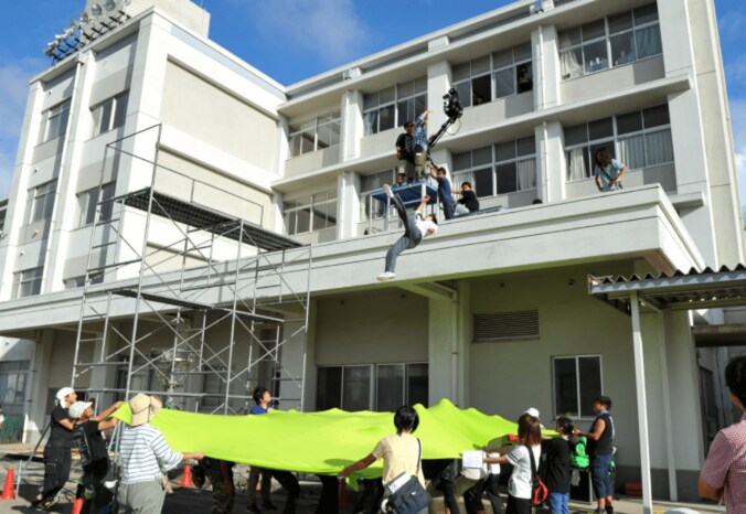 『僕やり』窪田正孝、“命綱なし”屋上飛び降りシーンの裏側を初公開「色んな角度から何度も何度も…」 7枚目