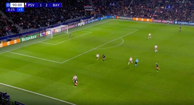 場内騒然！“まさかの5回”にイライラ… 試合中に“挑発的リフティング” 余裕のバイエルンFWに対戦相手サポーターから大ブーイング 2枚目