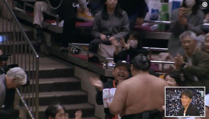 クラッチバッグのようにして分厚い懸賞を持ち帰る正代