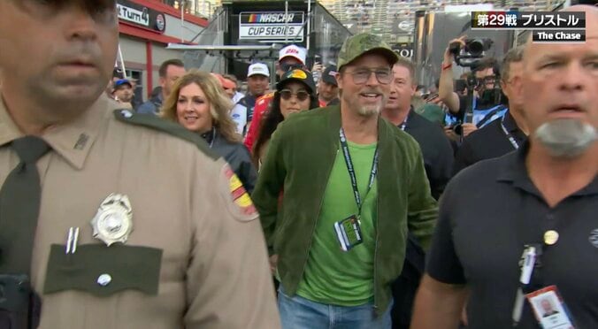 サーキットに降臨！ハリウッド超大物俳優が米レースで登場「被ってるみたいですね」特別なキャップで大役務める姿に放送席も注目 3枚目