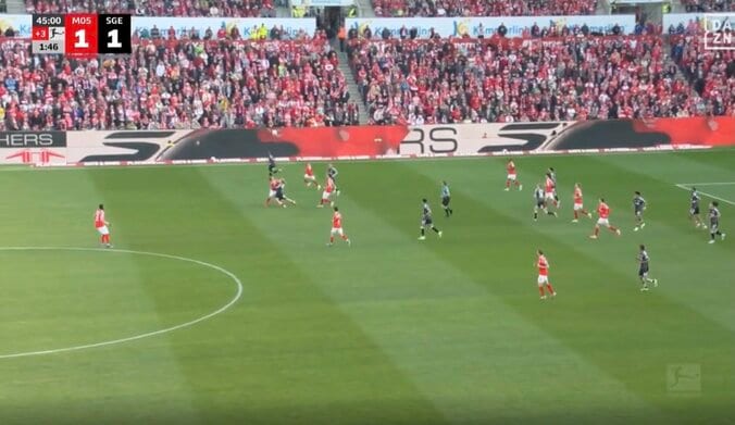 「もはや暴力」佐野海舟の相手に“異変”「スゲえ」「どうした」ドイツ代表FWの体が動かなくなる「ビクともしないw」 5枚目