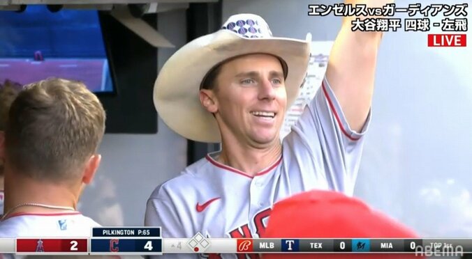 大谷翔平の同僚ダフィー、移籍後初アーチでベンチは塩対応？ サイレント・トリートメントで自らカウボーイハットを被る姿に視聴者「かわいい」「自ら被るんかいｗ」 1枚目