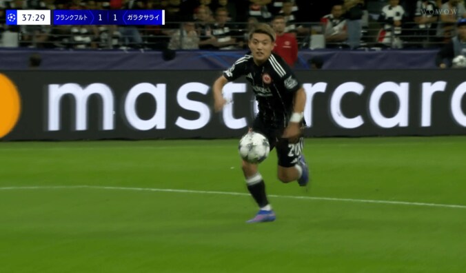 スタジアム熱狂！ 堂安律、CLデビュー戦で同点弾演出「さすが日本の10番だ」「実質ゴール」好守備からオウンゴール誘発の瞬間 5枚目