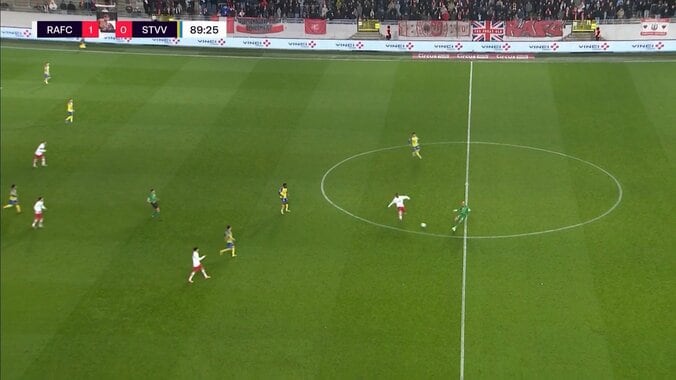 「今のは危なかったぞ」日本代表GK、ハーフラインまでの大胆飛び出しで大ピンチ→巨体を投げ出す豪快スライディング「あそこまで出てくるとは」 4枚目