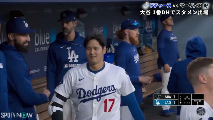 【写真・画像】何話してる？大谷翔平、パパ1号直後の“ベンチでの一幕”「めっちゃ笑顔」「ヒソヒソ」 チームメイトとのやり取りが話題　1枚目