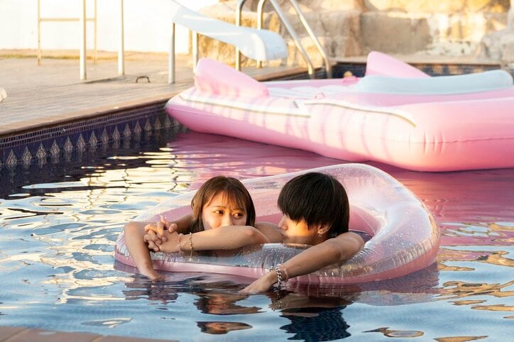 わがままボディのお姉さんとハタチの男子が浮き輪の中で密着！親密度が増すプールでのイチャイチャ『シャッフルアイランド Season2』 