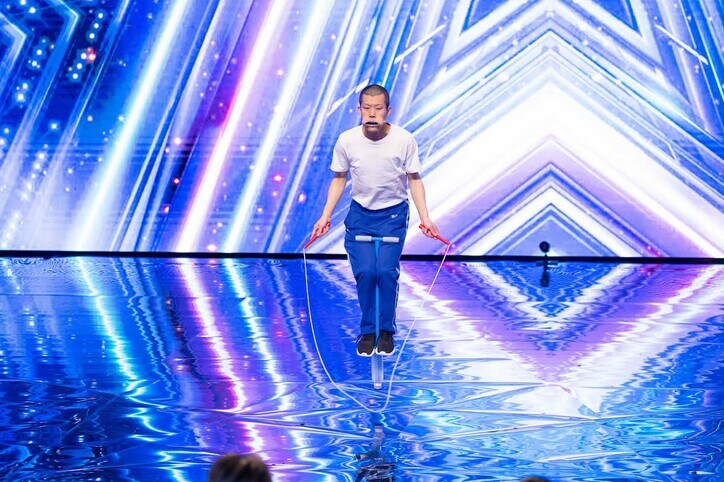 「怖くて見てられない」ハーモニカを吹きながらホッピング＆二重跳びする男に山田孝之戦慄