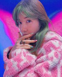 「最強に可愛いです」「チョベリグ」仲里依紗の“ギャル感”あふれるショットに絶賛の声