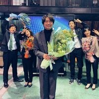 「ありがとうアノニマス」香取慎吾、緑色の花束を手に最終回を報告 ファンから続編望む声殺到