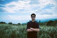 自然に囲まれて微笑む竹内涼真に「かっこよすぎる」「サングラスお似合い」と称賛の声