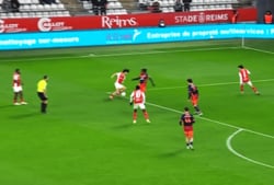 SNS沸騰！日本代表ウイングが“鋭利すぎるキックフェイント”で敵DF翻弄「敬斗くんうますぎ」「キレキレやん」決定機演出の瞬間