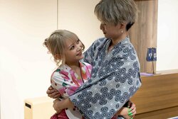 「10秒ぎゅっとしよ」金髪ギャルJKの積極的なスキンシップに、元メン地下アイドルもドキドキ「俺混乱って感じ」