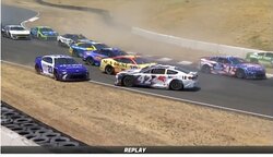 「よく避けましたね！」横滑りするマシンを総勢30台超の車列が神回避 「この密集の中で…」放送席脱帽