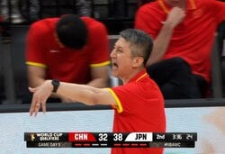 「また出てきてるやん！」中国HC、日本戦で再び“問題行動” 審判の注意無視にファン怒り＆呆れ「ルール知らないの？」【バスケW杯予選】
