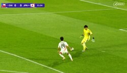 相手GKが動揺…U-20日本代表FWが爆速すぎる！二度追いプレス→ボール奪取に敵地騒然「高岡伶颯の前プレめっちゃ良かった」