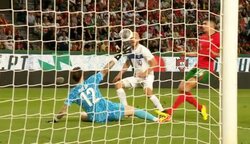 「すごいの決めた！」オシャレすぎる“チップキック・ゴール”が話題！ フィンランド史上最強FWが美しい超絶テクニックを発揮した瞬間「衰えないな」