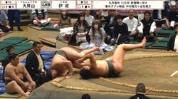 197センチの巨体が… 異色の日本人力士、モンゴル期待の新人の快挙に"待った" 実力発揮に館内騒然 天昇山は愕然
