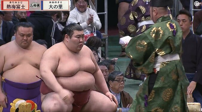 熱海富士、大量の懸賞を前に表情が“一変”「おっ」目を見開く 横綱・大の里撃破で「喜びを隠してるような顔」「ほくほくあたみん」 4枚目