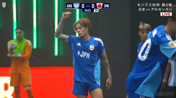 「ガッツリやろ！」「怖い」日本代表DFが“超危険タックル”で吹っ飛ぶ…「全くボールにチャレンジしてない」アルゼンチン代表DFにお咎めなしでファン怒り【キングスW杯】 5枚目