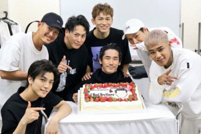 三代目JSB小林直己の誕生日に祝福殺到　特製のバースデーケーキは“似顔絵”入り 1枚目