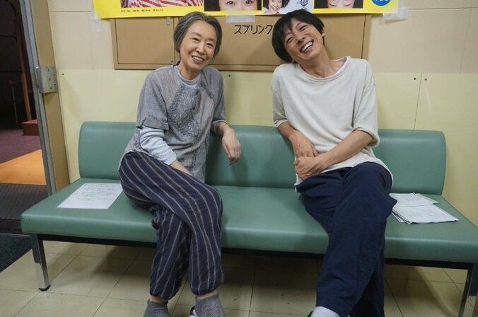 三田佳子『凪のお暇』で休憩中の高橋一生と2ショット「和気あいあいです」 1枚目