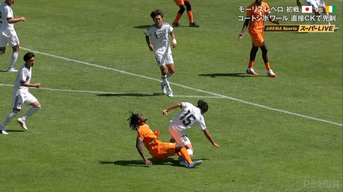 「ファウルちゃうだろー！」U-19日本代表が“不可解判定”の被害…解説やファンが驚愕「ナイスディフェンスです」「審判さんちゃんと見て」 3枚目