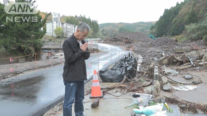 喜三翼音さんの自宅跡で手を合わせる紙浩之さん