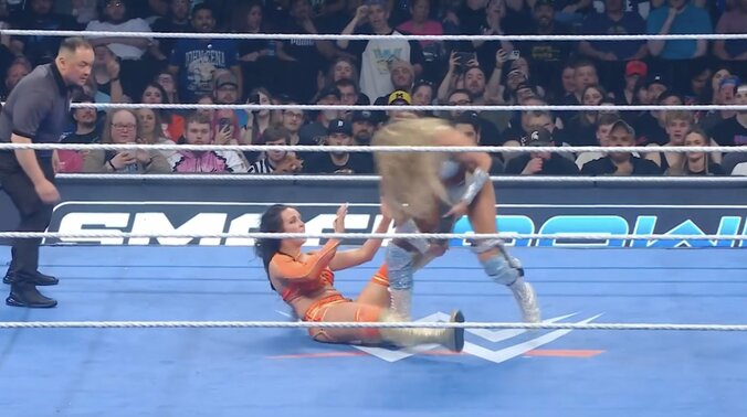 技をかけられると悟ったチェルシーは絶望の表情に