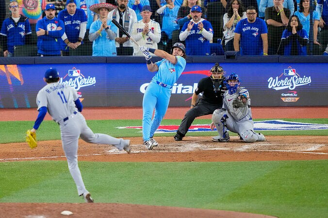 【写真・画像】何してんの…？ 山本由伸、目を疑う“まさかの光景”「すげえ」ベンチで行動が話題に「さすがすぎる」「これぞエース」　1枚目