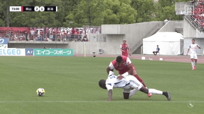 「プロレスラーかよ！」Jリーグ怪物FWの“恐怖のぶっ潰し守備”にSNS騒然「ルカオが柔道しとる」「なぜノーファウル？」「花園じゃないよ」新潟DFとの異次元デュエルが話題 4枚目