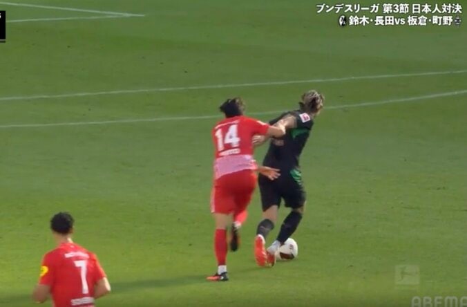 「バッチバチやな！」板倉滉 vs 鈴木唯人、激しい“日本人対決”勃発「めっちゃ引っ張ってるやん」「激アツすぎ」お互い譲らない“球際の攻防”にファン騒然 3枚目