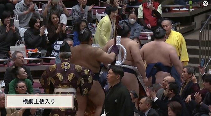 大の里の右側に高橋克実