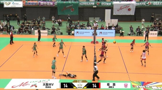 歓喜の美女選手、真顔から突如見せた“変顔” 女子バレー、サービスエースでコート上にほっこり“珍”光景 4枚目