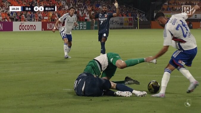 「大丈夫か？」「結構やばい倒れ方」味方同士が危険な衝突→大転倒でスタジアム騒然「ケガだけはやめてくれ」 4枚目