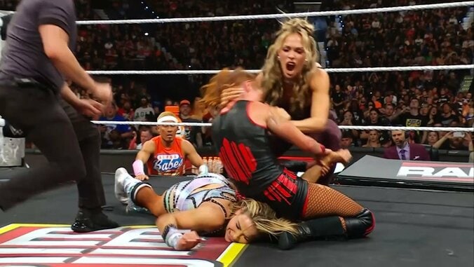 助けに入るマキシン