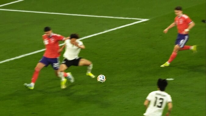 「W杯に呼んでくれ」“異色のFW”塩貝健人、日本代表デビュー戦で即アシスト！伊東純也の決勝点を生んだ“極上タッチ”にSNS沸騰「引っ張られながらよく落とした」 3枚目