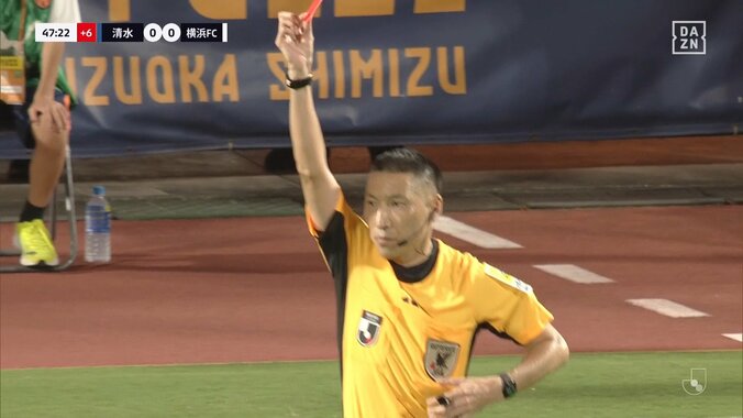 レッドカードに選手が涙目「みんな集まってるの泣ける」足裏スライで失意の一発退場→チームメイトが駆け寄る場面にファン同情「愛されてるな」 5枚目