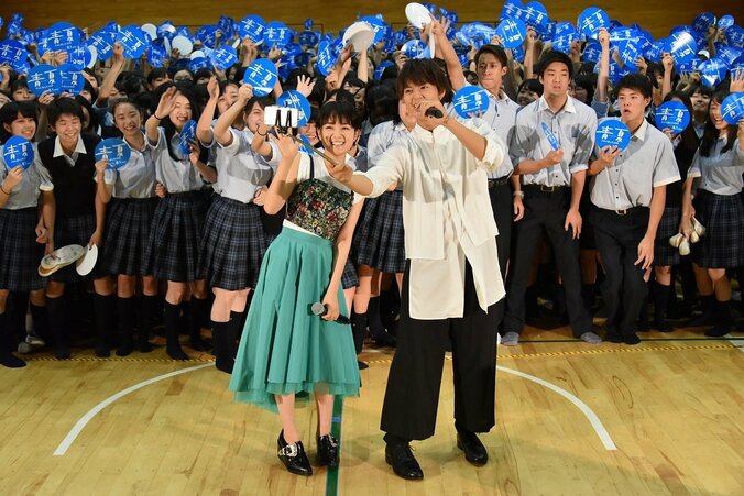 葵わかな&佐野勇斗、高校の終業式にサプライズ登場！佐野は高校時代「めっちゃ遊んでた」 7枚目