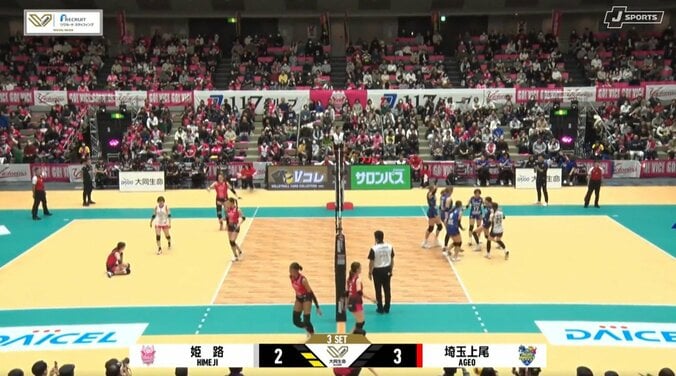 女子バレー、とにかく落ちる“魔球”サーブ 圧巻の“2連続”エースに相手も座り込んでがっくし 5枚目