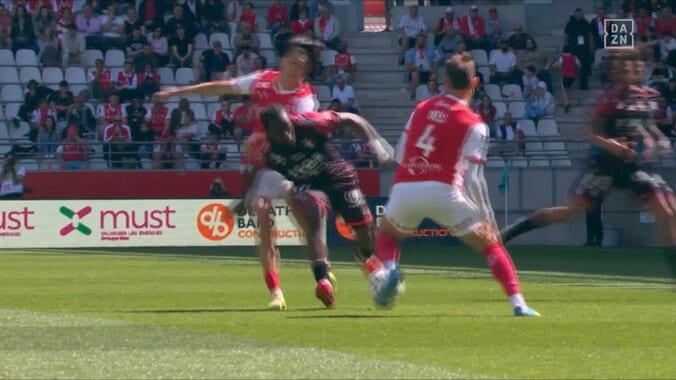 「今のは出ると思った」「ボールにはいってたけど…」中村敬斗、2試合連続イエローの痛恨の瞬間にSNS悲鳴 2枚目